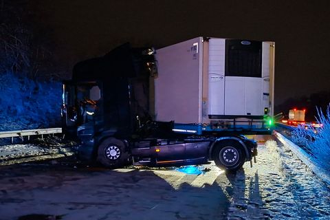 Der Lastwagen blockiert die gesamte Autobahn in Richtung Bremen. Foto: Kai Moorschlatt/dpa