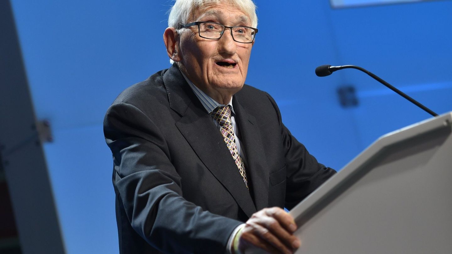 Bis ins hohe Alter aktiv und streitbar: der Philosoph Jürgen Habermas. (Archivbild) Foto: Arne Immanuel Bänsch/dpa