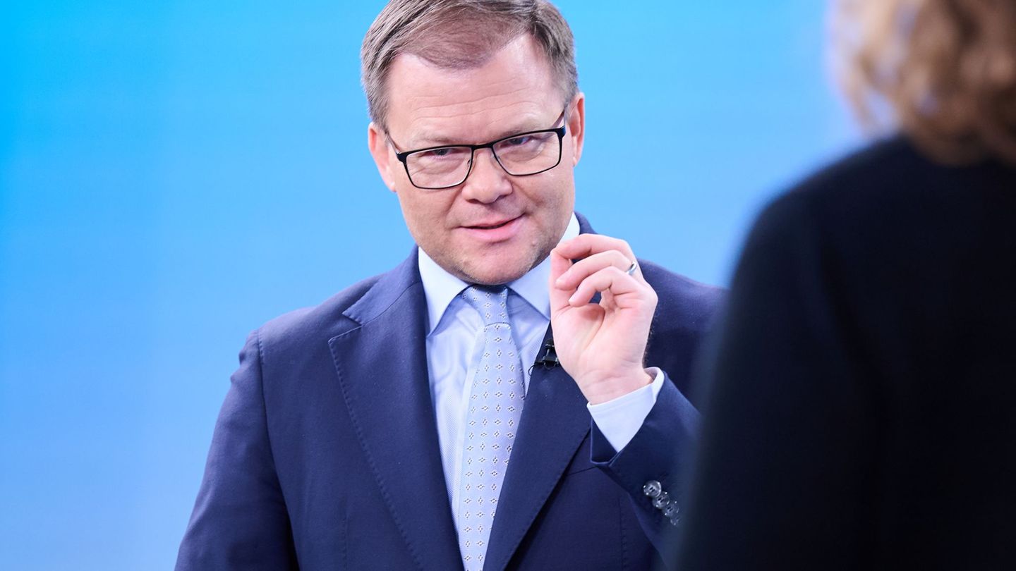 Umweltminister Carsten Schneider will noch mehr Recycling. Foto: Annette Riedl/dpa