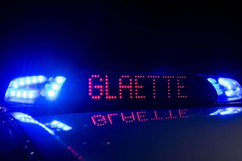 Auch im weiteren Verlauf des Wochenendes bleibt es kalt und stellenweise glatt. (Symbolbild) Foto: Monika Skolimowska/dpa-Zentra