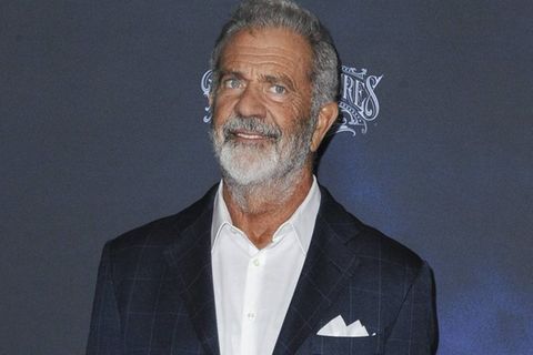 Mel Gibson trägt einen Vollbart und lächelt