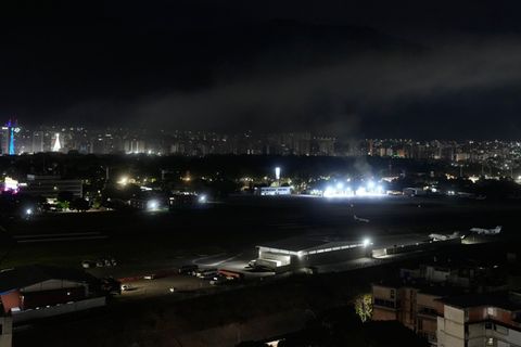Nächtliche Explosionen in Venezuelas Hauptstadt Caracas: Am beleuchteten Flughafen La Carlota steigt Rauch auf