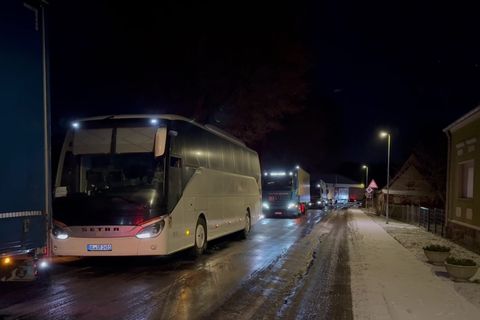 Auch auf der Umleitungsstrecke zwischen Rabenstein/Fläming und Berlin staut es sich. Foto: Arne Richter/dpa