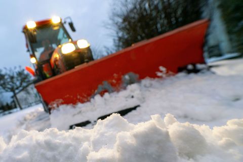 Auf schneebedeckten Straßen haben sich in Bayern zahlreiche Unfälle ereignet. Foto: Pia Bayer/dpa