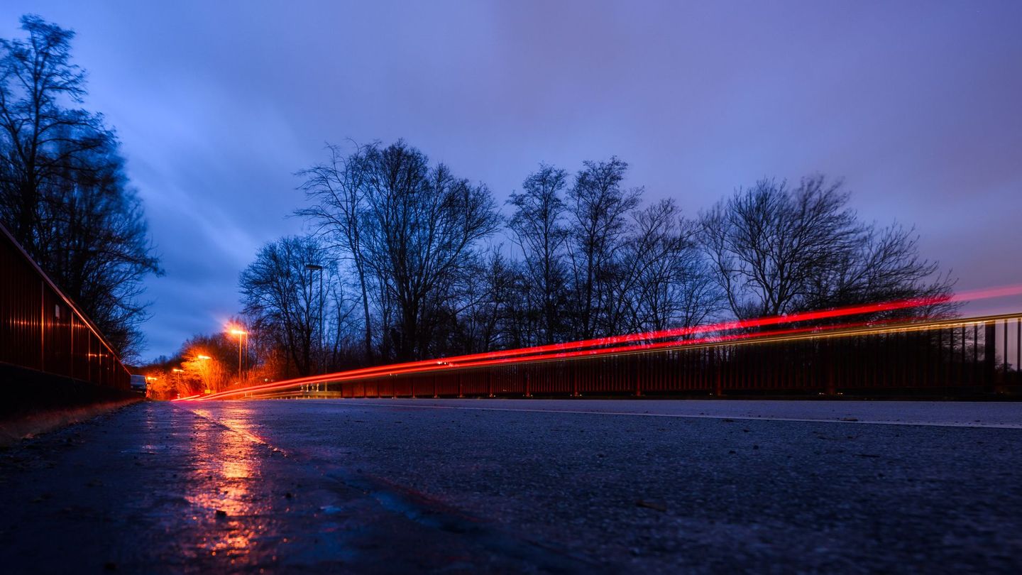 Winterliche Bedingungen haben den Verkehr im Norden stark beeinträchtigt. (Symbolbild) Foto: Julian Stratenschulte/dpa