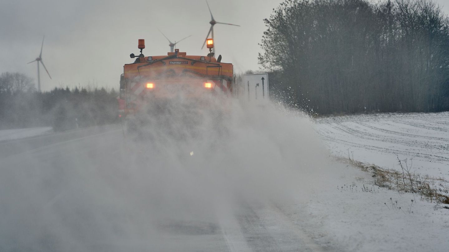 Zwei Fahrzeuge der Straßenmeisterei sind auf der B327 unterwegs, um Schnee und Schneeverwehungen von der Fahrbahn zu beseitigen.