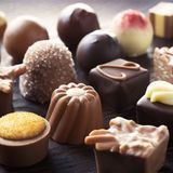 Kakao gilt in vielerlei Hinsicht sogar als gesundes Lebensmittel. Wer an Sodbrennen leidet, sollte Schokolade allerdings lieber meiden. Der Verdauungstrakt reagiert darauf nicht nur mit viel Magensäure, sie kann auch eine unerwünscht entspannende Wirkung auf den Schließmuskel der Speiseröhre haben.