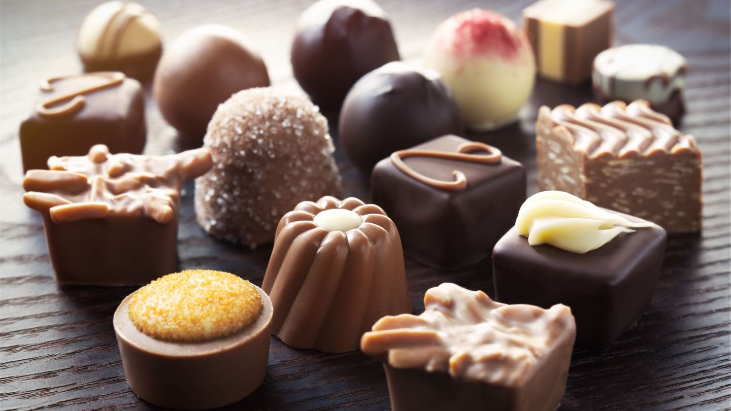 Kakao gilt in vielerlei Hinsicht sogar als gesundes Lebensmittel. Wer an Sodbrennen leidet, sollte Schokolade allerdings lieber meiden. Der Verdauungstrakt reagiert darauf nicht nur mit viel Magensäure, sie kann auch eine unerwünscht entspannende Wirkung auf den Schließmuskel der Speiseröhre haben.