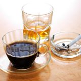 Das Gleiche gilt für Kaffee, Alkohol und Tabak. Infolge von derlei Genüssen entsteht nicht nur viel Magensäure. Inhaltsstoffe wie Nikotin können auch dazu führen, dass der obere Magenverschluss sich zu sehr entspannt.