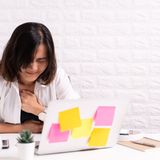 Auch die psychische Verfassung wirkt sich auf die Verdauung aus. Stress kann die Produktion von Magensäure anregen. Nachdem also bestimmte Faktoren in der Ernährung, im Lebenswandel und Gemütszustand als Verursacher oder zumindest Wegbereiter für Sodbrennen gelten, kann man hier auch bei der Vorbeugung ansetzen.