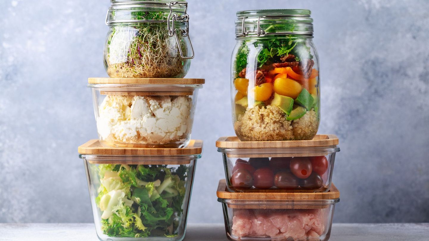 Es kommt nicht nur darauf an, was dem Körper zugeführt wird, sondern auch, wie viel davon. Generell entlastet es die Verdauung, wenn man sich mit mehreren kleinen Mahlzeiten über den Tag verteilt ernährt, anstatt sich den Bauch nur dreimal täglich so richtig vollzuschlagen.