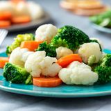 Auch bei der Ernährung sollte auf milde Würze und schonende Zubereitung geachtet werden. Empfohlen werden fett-, säure- sowie zuckerarme Speisen, die aber reich an Ballaststoffen und Eiweiß sein sollten, zum Beispiel Kartoffeln, helles Fleisch und Produkte aus Vollkornmehl.