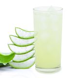 Um die angegriffene Speisenröhren-Schleimhaut zu beruhigen, kann der Saft des pflanzlichen Allround-Talents Aloe Vera helfen.