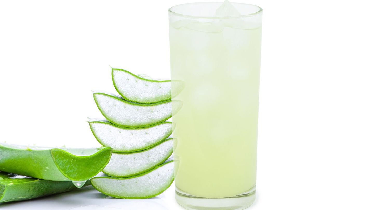 Um die angegriffene Speisenröhren-Schleimhaut zu beruhigen, kann der Saft des pflanzlichen Allround-Talents Aloe Vera helfen.