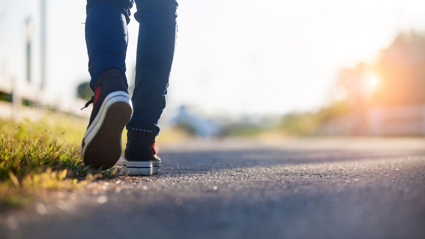 Was man von außen gegen Sodbrennen unternehmen kann, ist zunächst, Druck auf den Magen zu vermeiden. Insbesondere direkt nach einer Mahlzeit empfiehlt es sich nicht, in gebückter Haltung zu arbeiten oder Sport zu machen. Ein Mittagsschlaf ist ebenso kontraproduktiv, da die waagerechte Körperhaltung den Reflux erleichtert, die Verdauung aber verzögert. Die bessere Wahl ist ein Verdauungsspaziergang.