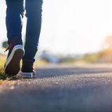 Was man von außen gegen Sodbrennen unternehmen kann, ist zunächst, Druck auf den Magen zu vermeiden. Insbesondere direkt nach einer Mahlzeit empfiehlt es sich nicht, in gebückter Haltung zu arbeiten oder Sport zu machen. Ein Mittagsschlaf ist ebenso kontraproduktiv, da die waagerechte Körperhaltung den Reflux erleichtert, die Verdauung aber verzögert. Die bessere Wahl ist ein Verdauungsspaziergang.