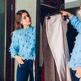 Einfach, aber effektiv: Um den Magen nicht unnötig von außen einzuengen, hilft es, die Skinny Jeans gegen eine lockerer sitzende Hose einzutauschen.