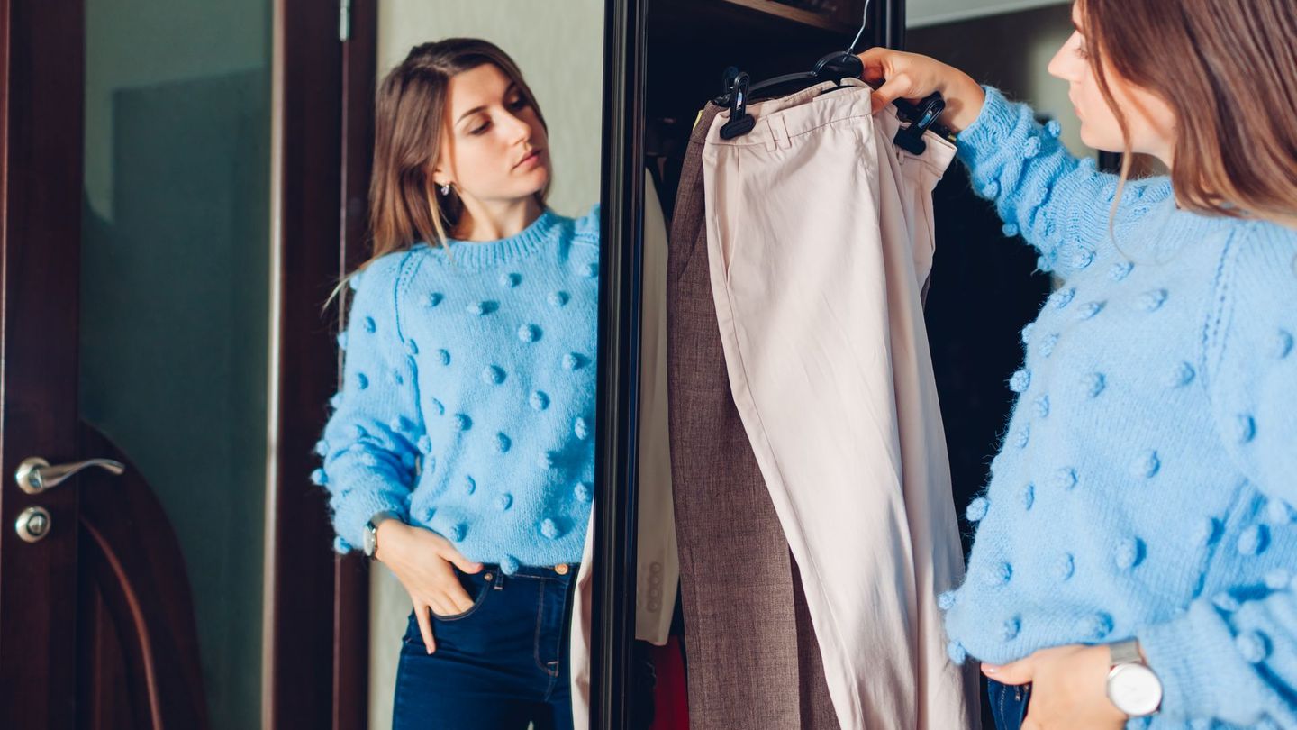 Einfach, aber effektiv: Um den Magen nicht unnötig von außen einzuengen, hilft es, die Skinny Jeans gegen eine lockerer sitzende Hose einzutauschen.