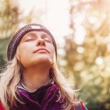 Um Stress als möglichen Verursacher des Sodbrennens zu reduzieren, gilt es, Entspannung zu suchen. Bei regelmäßigen Auszeiten, auch wenn sie nur kurz sind, erholt sich nicht nur der Kopf, sondern auch der Bauch.