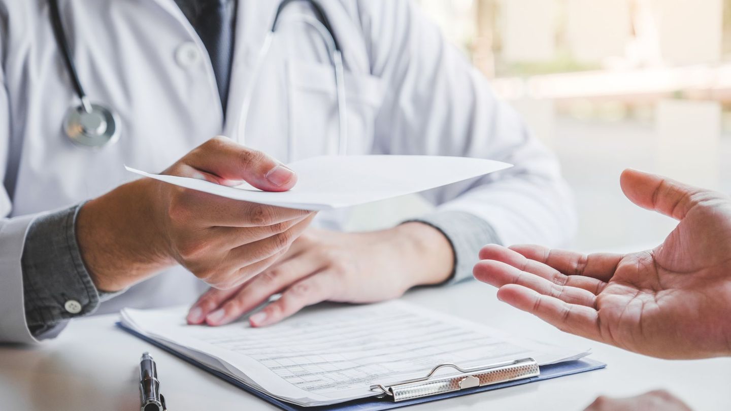 Nicht nur, um die Ursache zu klären, sollte dann ein Arzt zurate gezogen werden. Häufiges Sodbrennen muss medizinisch therapiert werden, damit es nicht zu ernsten Folgeerkrankungen in der Speiseröhre kommt.