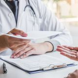 Nicht nur, um die Ursache zu klären, sollte dann ein Arzt zurate gezogen werden. Häufiges Sodbrennen muss medizinisch therapiert werden, damit es nicht zu ernsten Folgeerkrankungen in der Speiseröhre kommt.