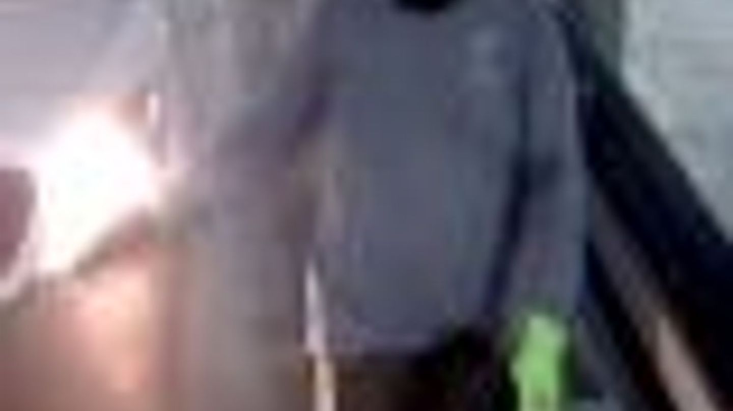 Einer der Maskierten trug grüne Handschuhe. Foto: -/Polizei NRW/dpa