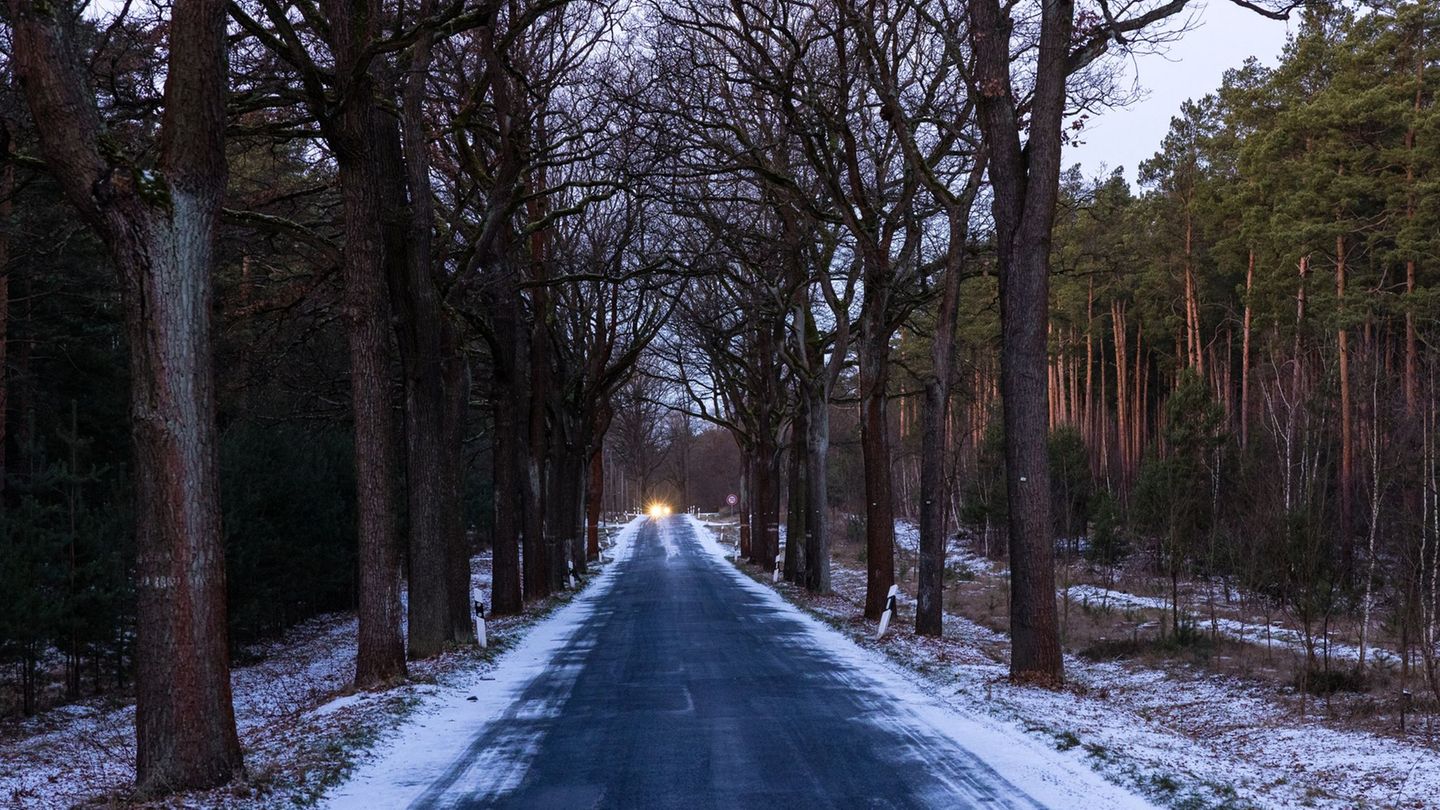 Die Straßenmeistereien in Brandenburg sind nach Angaben des Verkehrsministeriums auf weitere Schneefälle vorbereitet. Foto: Fran