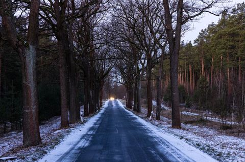 Die Straßenmeistereien in Brandenburg sind nach Angaben des Verkehrsministeriums auf weitere Schneefälle vorbereitet. Foto: Fran
