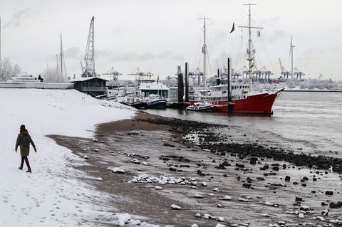 Dauerfrost und eisige Temperaturen wie hier in Hamburg am verschneiten Elbstrand bleiben in den kommenden Tagen vorherrschend. F