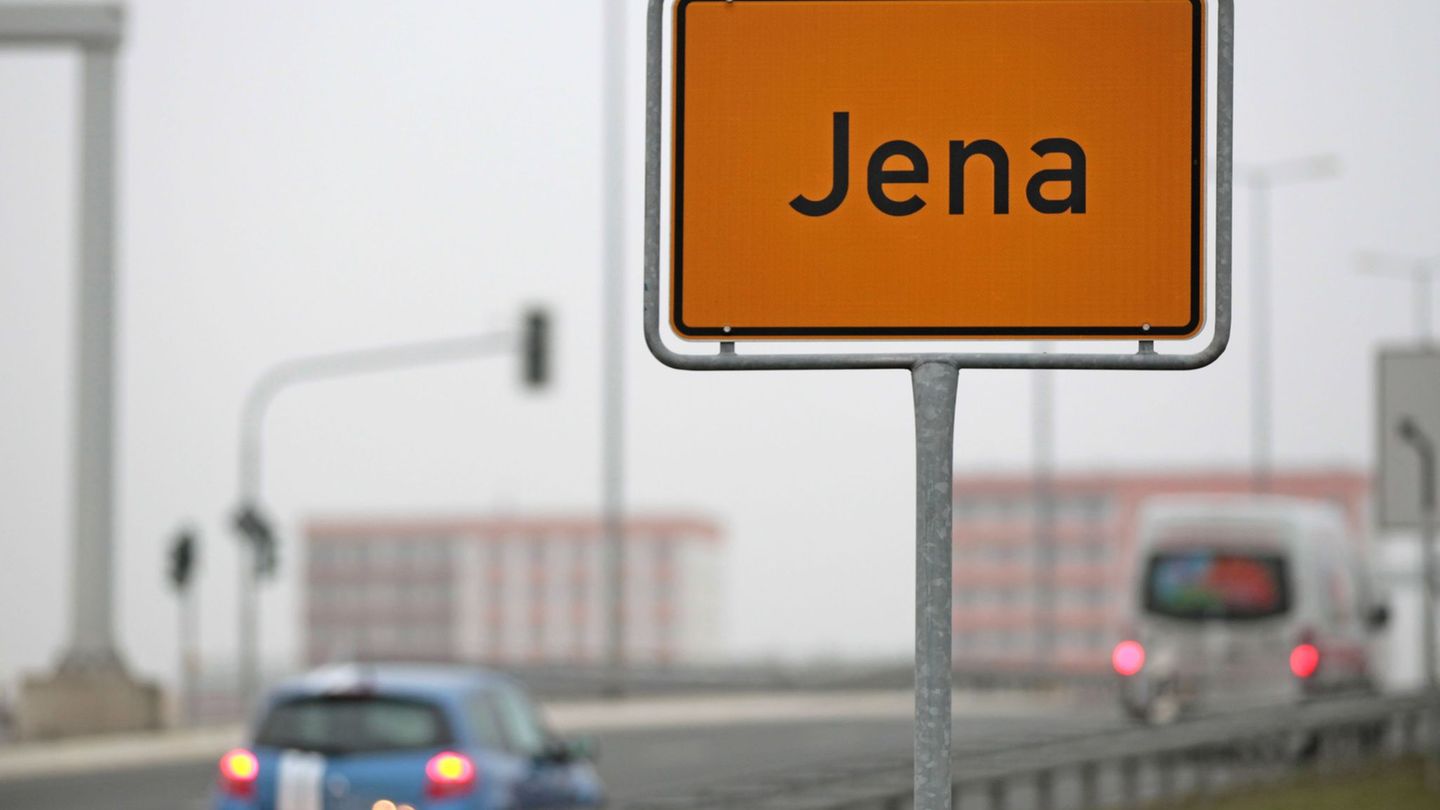 Polizeieinsatz-in-Jena-Mann-springt-von-Balkon-Gro-einsatz-der-Polizei