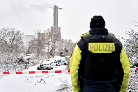 Die Polizei ermittelt am Brandort. Foto: Michael Ukas/dpa