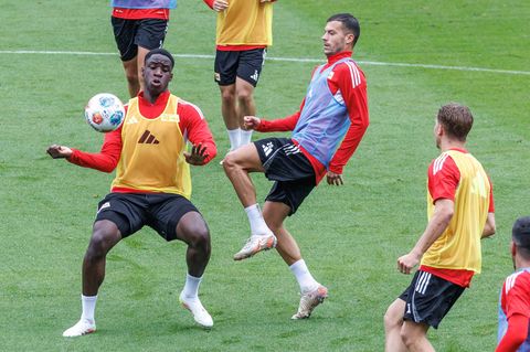 Oluwaseun Ogbemudia (l) hofft auf mehr Spielzeit bei Waldhof Mannheim. (Archivbild) Foto: Andreas Gora/dpa
