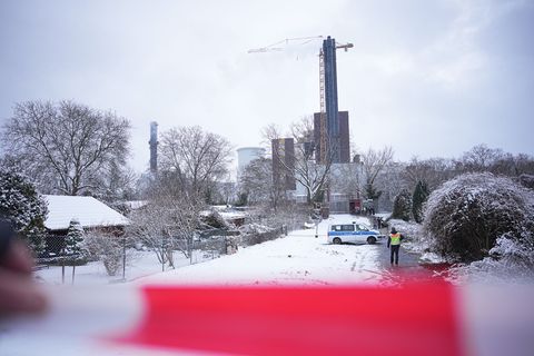 Ein Einsatzfahrzeug der Polizei steht an der Brandstelle einer Kabelbrücke vor dem Kraftwerk Lichterfelde am Teltowkanal. Nach d