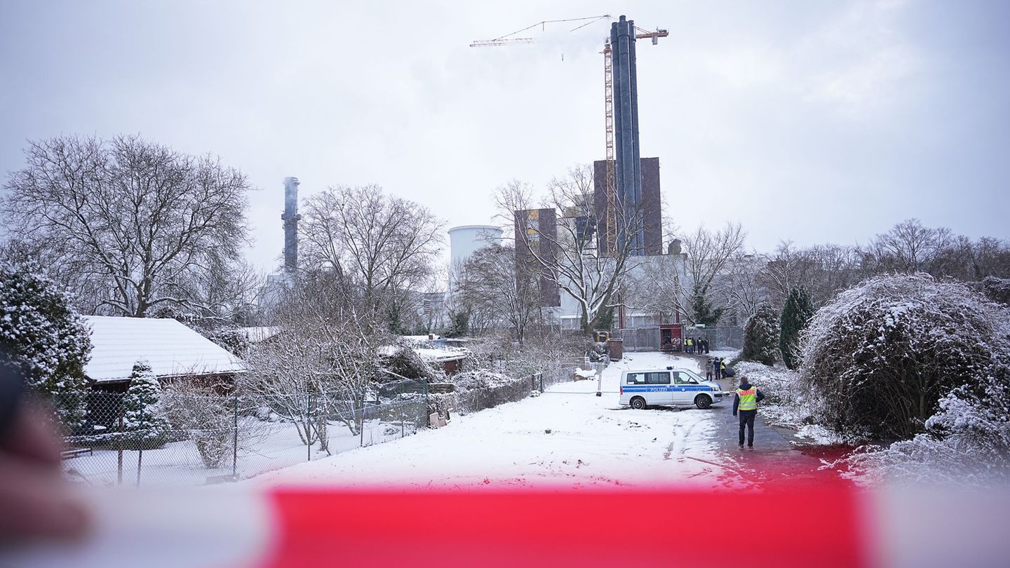 Ein Einsatzfahrzeug der Polizei steht an der Brandstelle einer Kabelbrücke vor dem Kraftwerk Lichterfelde am Teltowkanal. Nach d