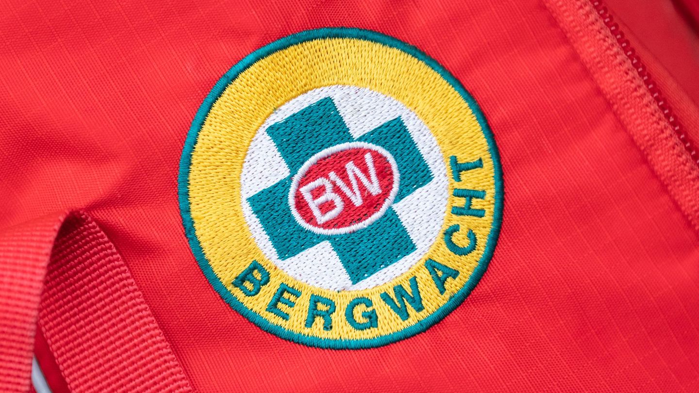 Mit der Hilfe der Bergwacht wird ein 13-jähriges Mädchen nach einem Sturz gerettet. (Symbolbild) Foto: Silas Stein/dpa