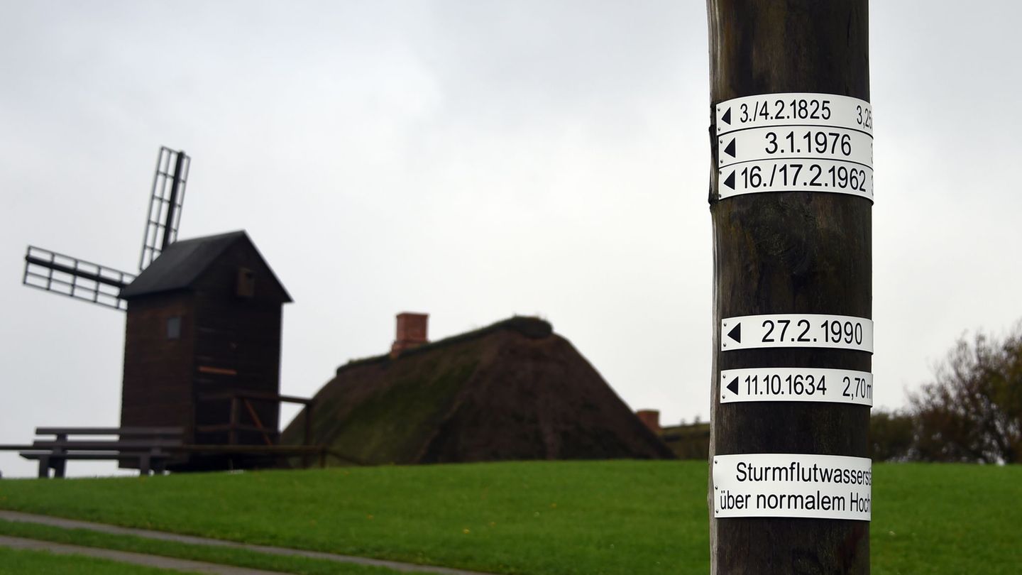 Die Sturmflut vom 3. Januar 1976 hinterließ Spuren an der Nordseeküste in Schleswig-Holstein. (Archivbild) Foto: picture allianc