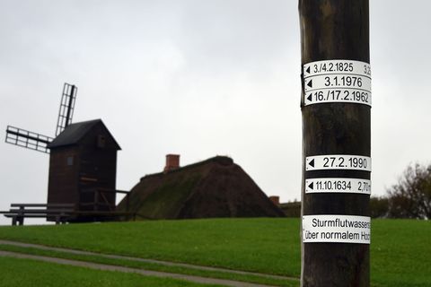 Die Sturmflut vom 3. Januar 1976 hinterließ Spuren an der Nordseeküste in Schleswig-Holstein. (Archivbild) Foto: picture allianc