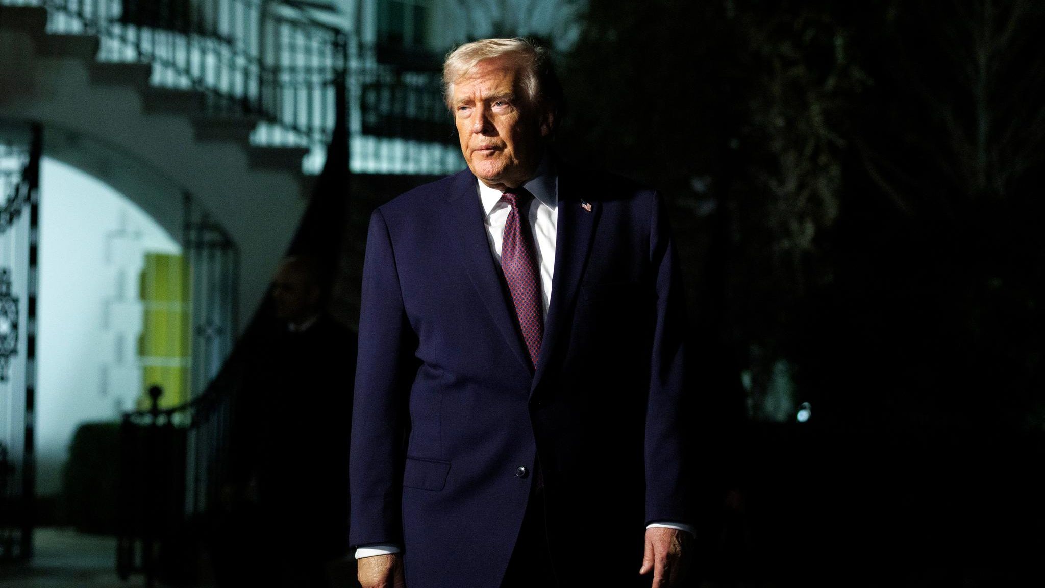 Über Monate ließ Donald Trump Schnellboote aus Venezuela angreifen, nun befahl er den Angriff auf das Land selbst und ließ offenbar Diktator Nicolás Maduro festnehmen.