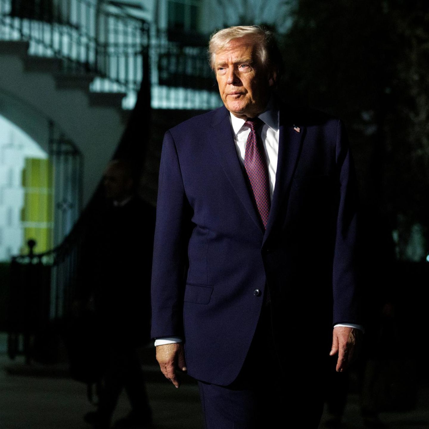 Über Monate ließ Donald Trump Schnellboote aus Venezuela angreifen, nun befahl er den Angriff auf das Land selbst und ließ offenbar Diktator Nicolás Maduro festnehmen.