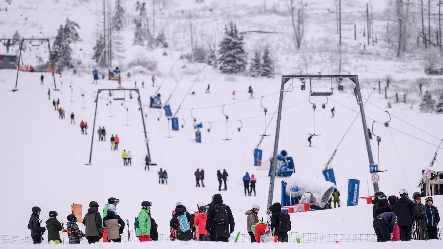 Am Hexenritt in Braunlage haben sich am Samstag viele Wintersportler eingefunden. Foto: Swen Pförtner/dpa