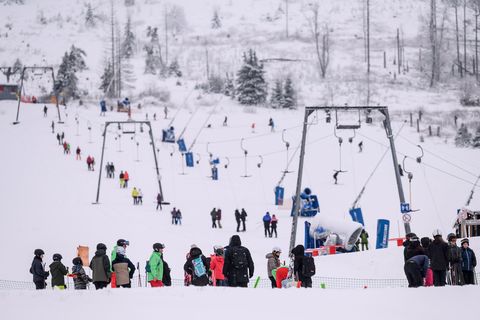 Am Hexenritt in Braunlage haben sich am Samstag viele Wintersportler eingefunden. Foto: Swen Pförtner/dpa