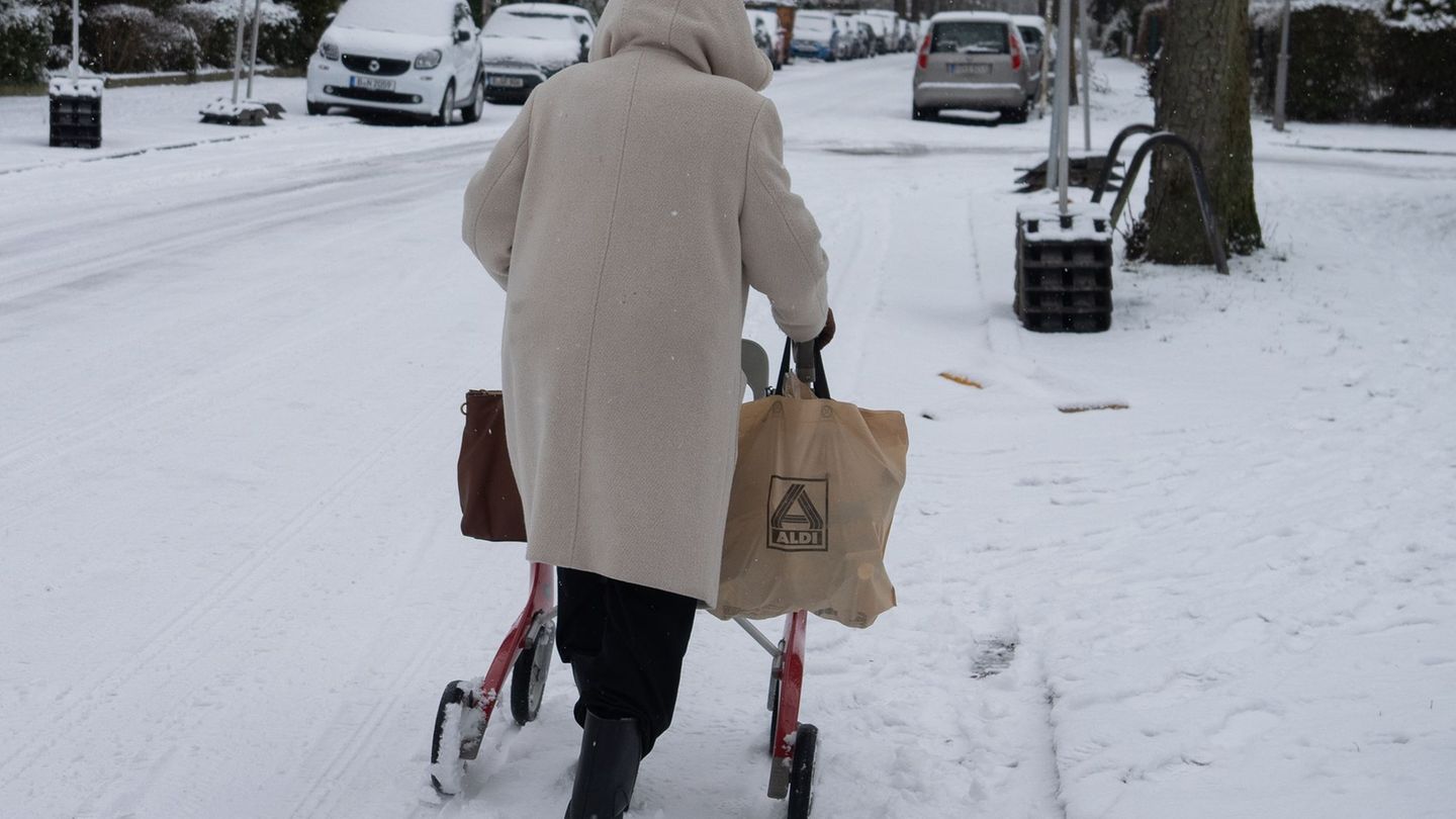 Der Stromausfall bei winterlichem Wetter im Berliner Süden könnte länger dauern. Foto: Wolfram Steinberg/dpa