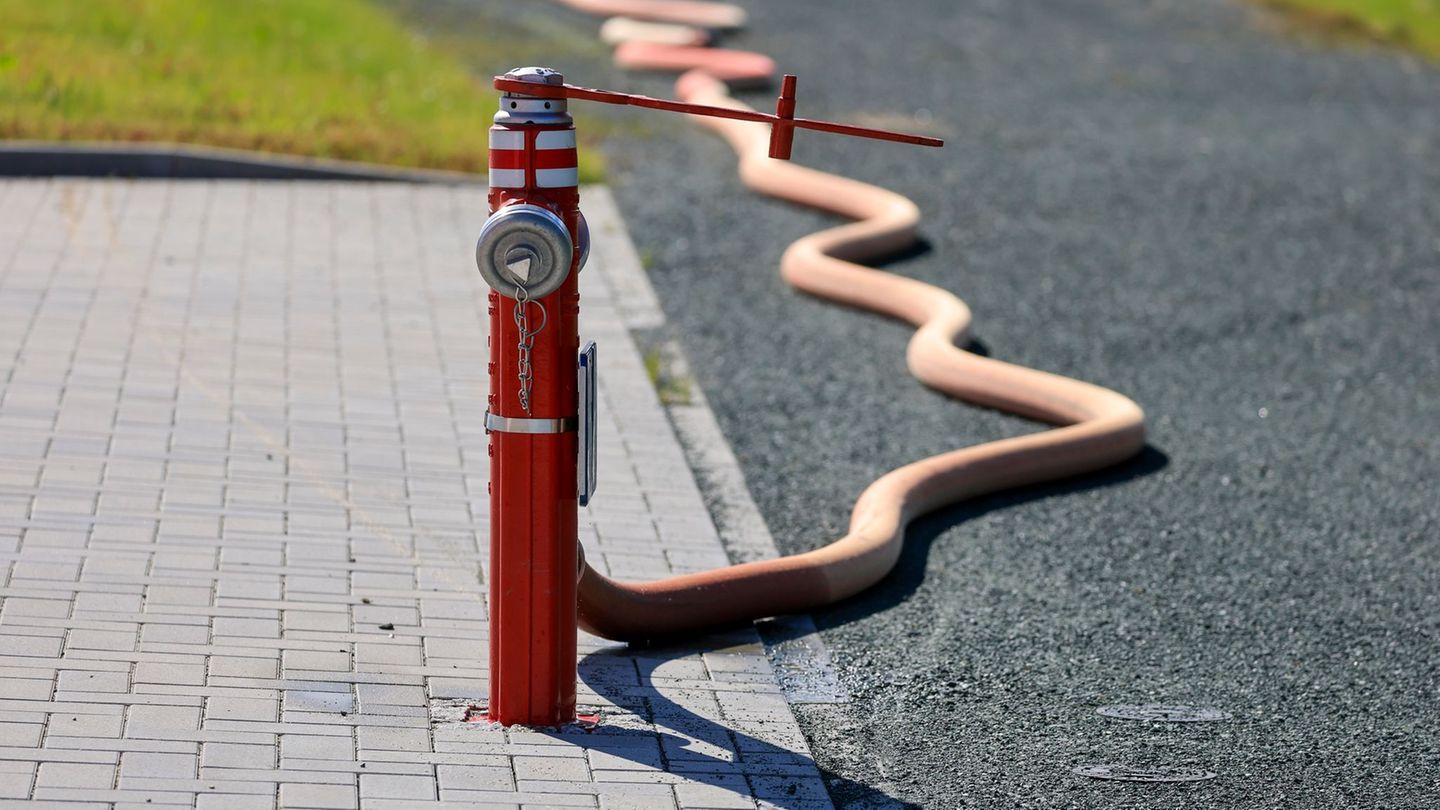 Beim Brand zweier Fachwerkhäuser im Harz pumpte die Feuerwehr das Löschwasser teilweise aus privaten Pools. (Symbolbild) Foto: J