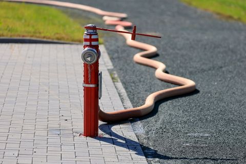 Beim Brand zweier Fachwerkhäuser im Harz pumpte die Feuerwehr das Löschwasser teilweise aus privaten Pools. (Symbolbild) Foto: J
