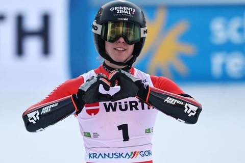 Camille Rast widmet ihren Sieg den Opfern der Feuerkatastrophe von Crans-Montana. Foto: Marco Trovati/AP/dpa