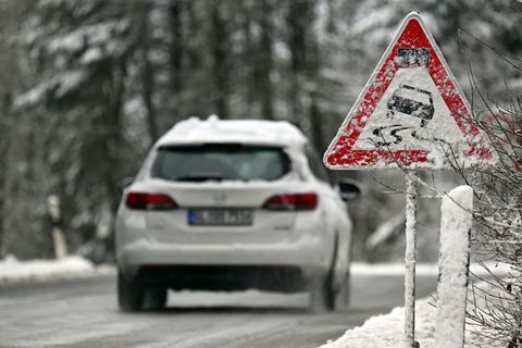Autofahrer in NRW müssen am Wochenende vielerorts mit glatten Straßen rechnen. Foto: Federico Gambarini/dpa