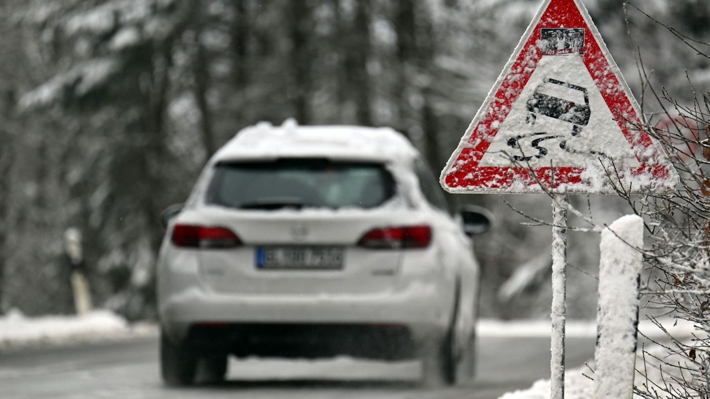 Autofahrer in NRW müssen am Wochenende vielerorts mit glatten Straßen rechnen. Foto: Federico Gambarini/dpa