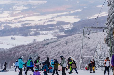 Auf der Wasserkuppe gab es rund drei bis fünf Zentimeter Neuschnee. Foto: Andreas Arnold/dpa