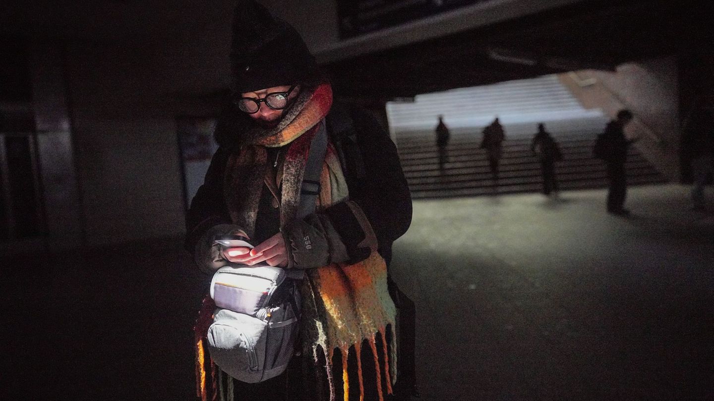 V Berlinu zaradi izpada električne energije in mraza vzpostavili zasilna bivališča