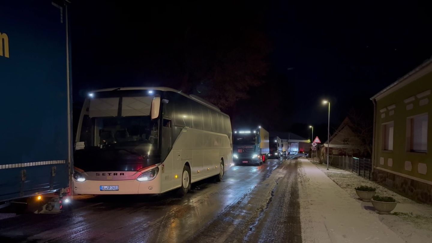Ein Unfall mit einem Lastwagen auf der A9 sorgte dafür, dass seit Freitagabend viel Verkehr in die Umgebung ausweichen musste -